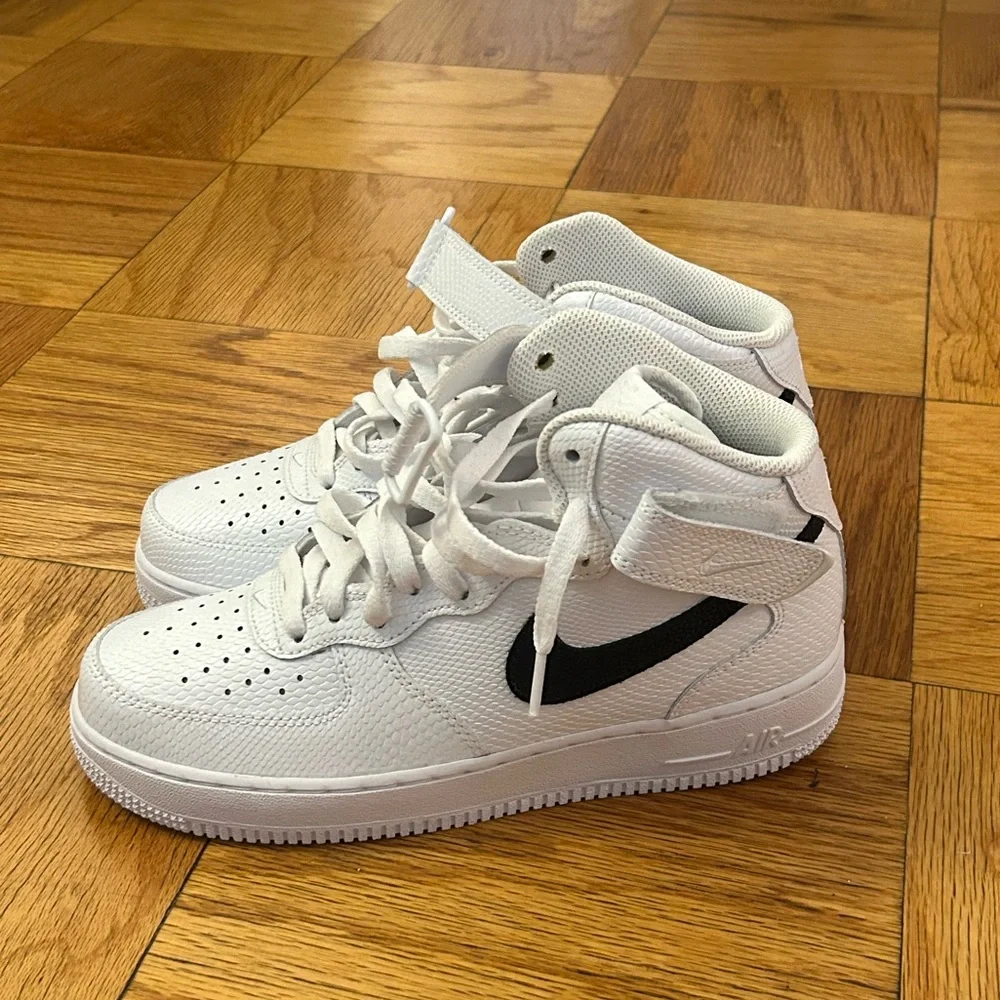 Air Force 1 ‘07 Mid Sneaker in White & Black - Picture 1 of 5